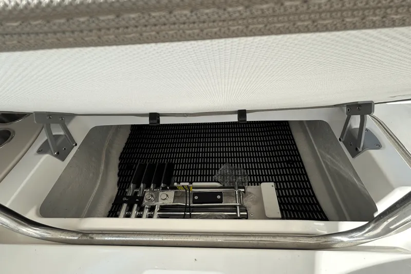 Slide: The Image of Boston Whaler 280 Vantage 2026 - 17