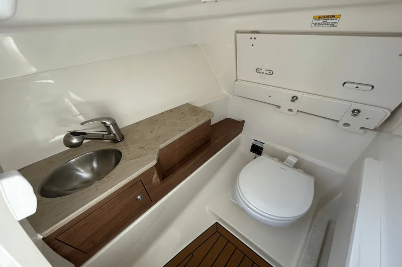 Slide: The Image of Boston Whaler 280 Vantage 2026 - 23