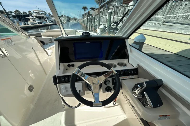 Slide: The Image of Boston Whaler 280 Vantage 2026 - 24