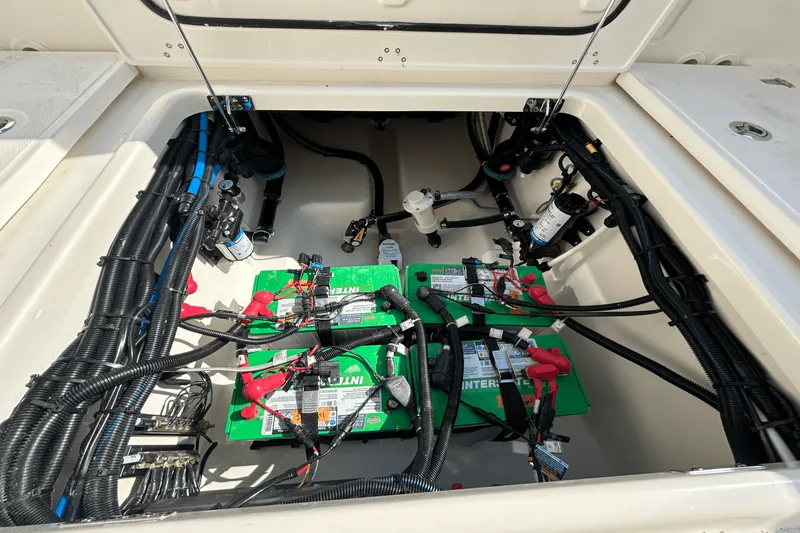 Slide: The Image of Boston Whaler 280 Vantage 2026 - 26