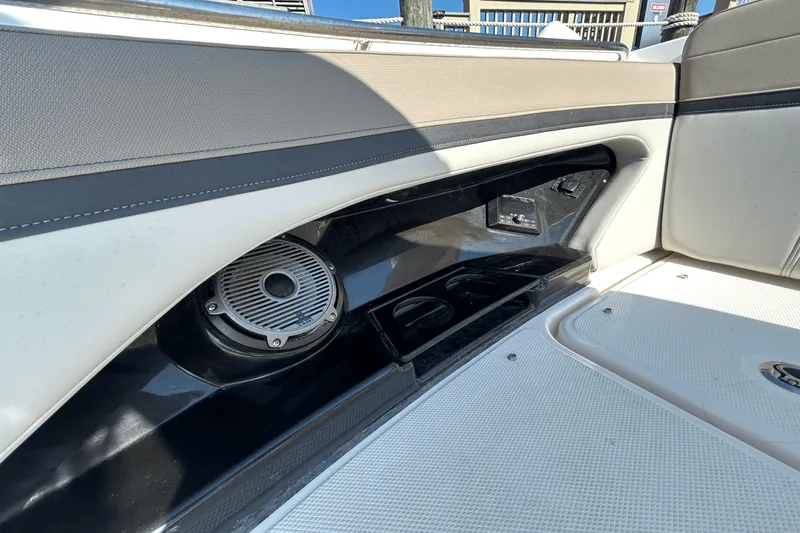 Slide: The Image of Boston Whaler 280 Vantage 2026 - 27