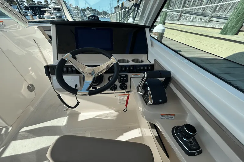 Slide: The Image of Boston Whaler 280 Vantage 2026 - 29