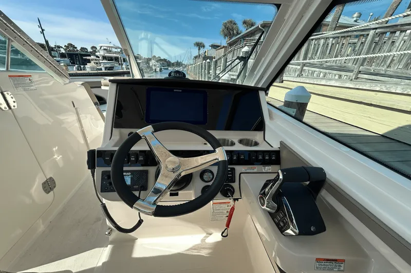 Slide: The Image of Boston Whaler 280 Vantage 2026 - 30