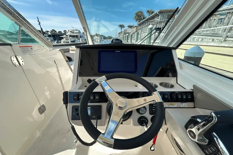 Slide: The Image of Boston Whaler 280 Vantage 2026 - 31