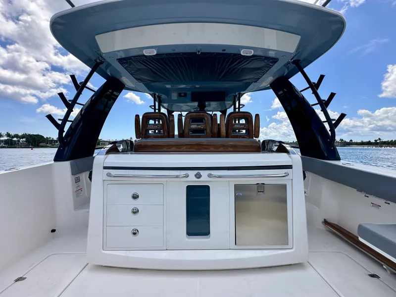 Slide: The Image of Boston Whaler 420 Outrage 2026 - 12