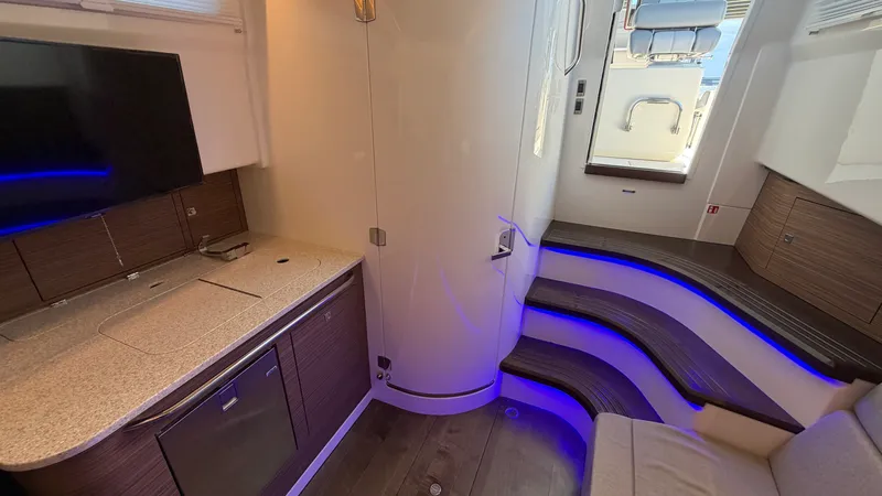 Slide: The Image of Boston Whaler 420 Outrage 2026 - 26