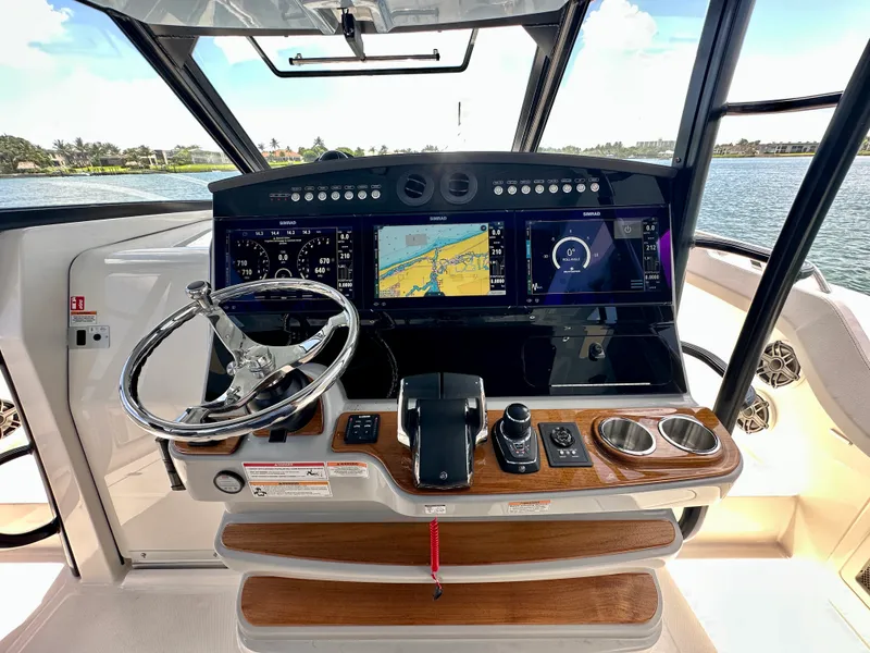 Slide: The Image of Boston Whaler 420 Outrage 2026 - 9