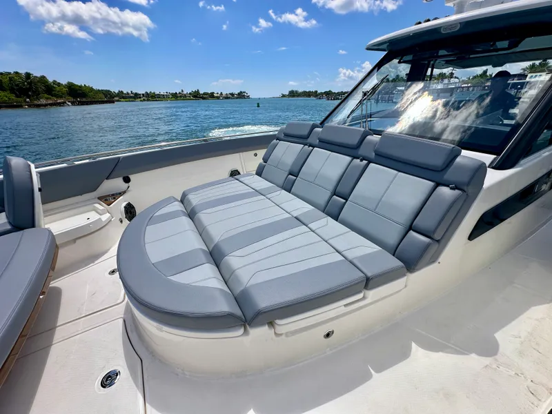 Slide: The Image of Boston Whaler 420 Outrage 2026 - 19