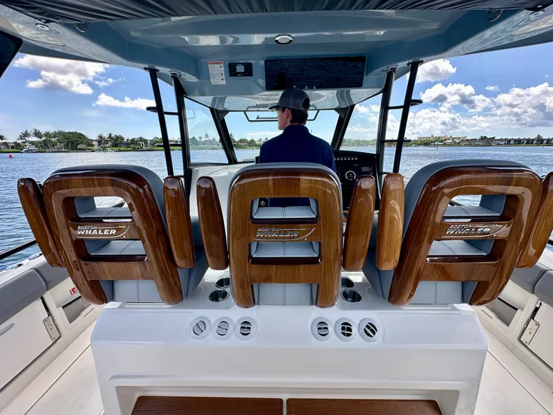 Slide: The Image of Boston Whaler 420 Outrage 2026 - 10