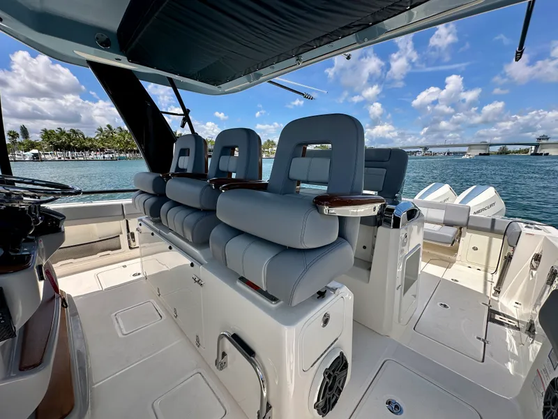 Slide: The Image of Boston Whaler 420 Outrage 2026 - 6