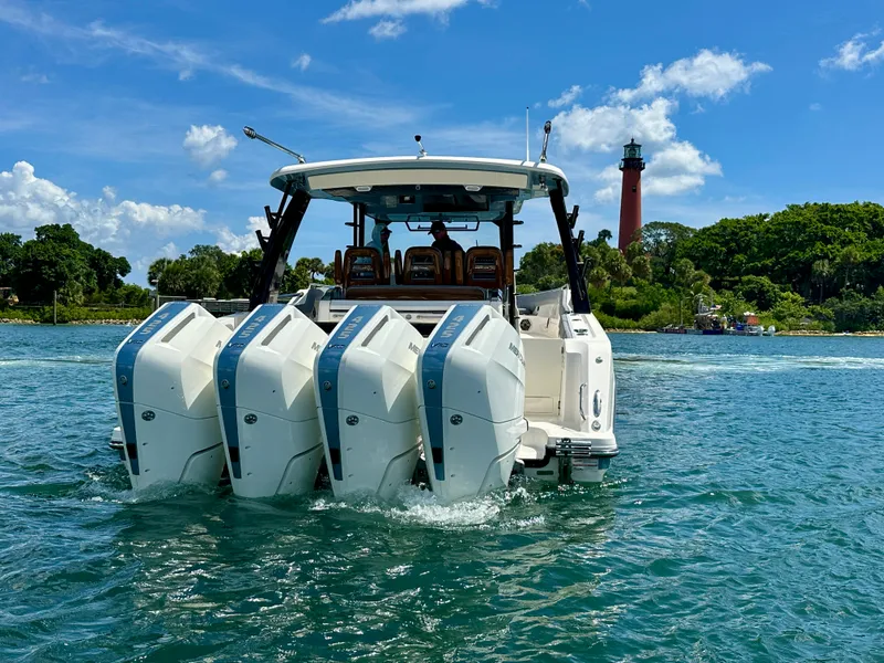 Slide: The Image of Boston Whaler 420 Outrage 2026 - 24