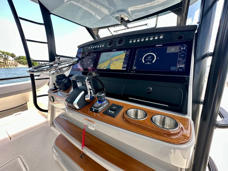 Slide: The Image of Boston Whaler 420 Outrage 2026 - 8