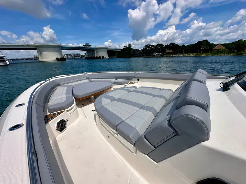 Slide: The Image of Boston Whaler 420 Outrage 2026 - 21