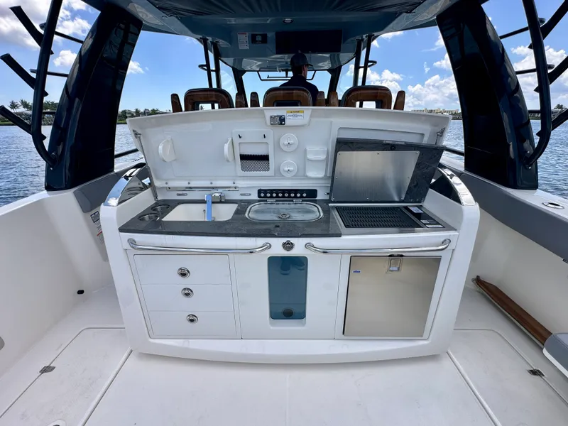 Slide: The Image of Boston Whaler 420 Outrage 2026 - 11