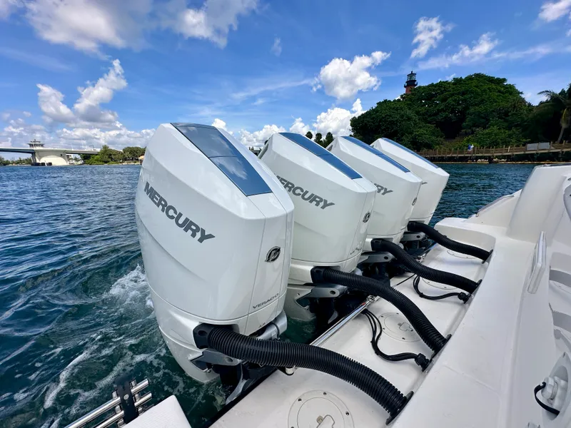 Slide: The Image of Boston Whaler 420 Outrage 2026 - 23