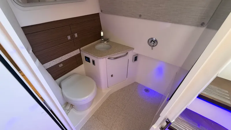 Slide: The Image of Boston Whaler 420 Outrage 2026 - 28