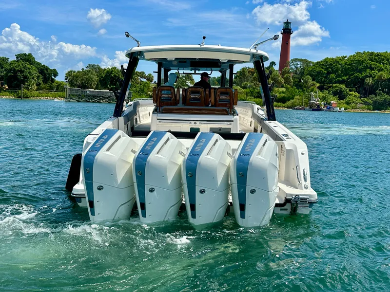Slide: The Image of Boston Whaler 420 Outrage 2026 - 22