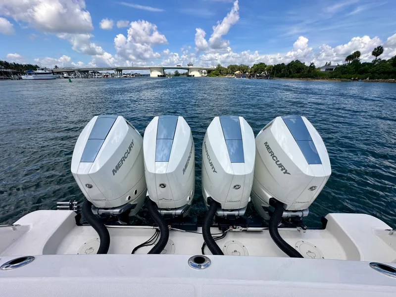 Slide: The Image of Boston Whaler 420 Outrage 2026 - 13