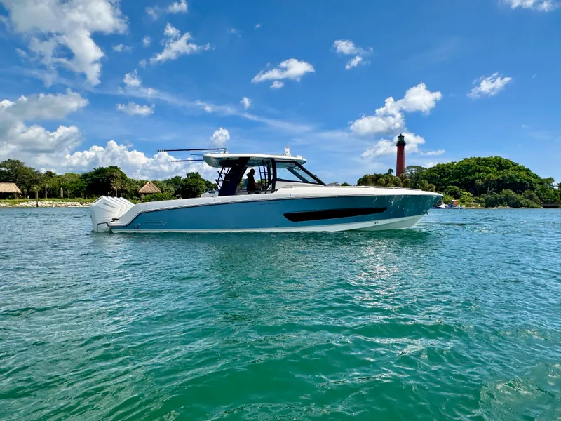 The Image of Boston Whaler 420 Outrage 2026 - 0