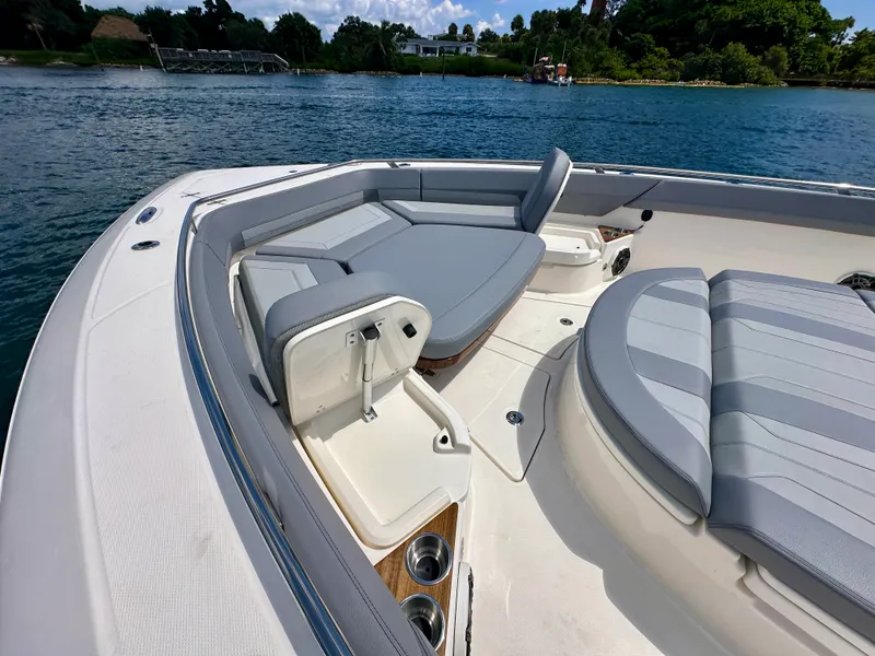 Slide: The Image of Boston Whaler 420 Outrage 2026 - 20