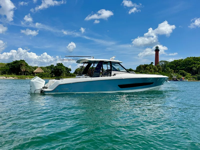 Slide: The Image of Boston Whaler 420 Outrage 2026 - 1