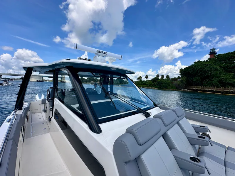 Slide: The Image of Boston Whaler 420 Outrage 2026 - 15