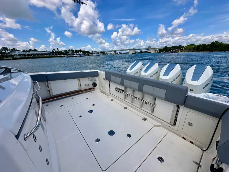 Slide: The Image of Boston Whaler 420 Outrage 2026 - 5