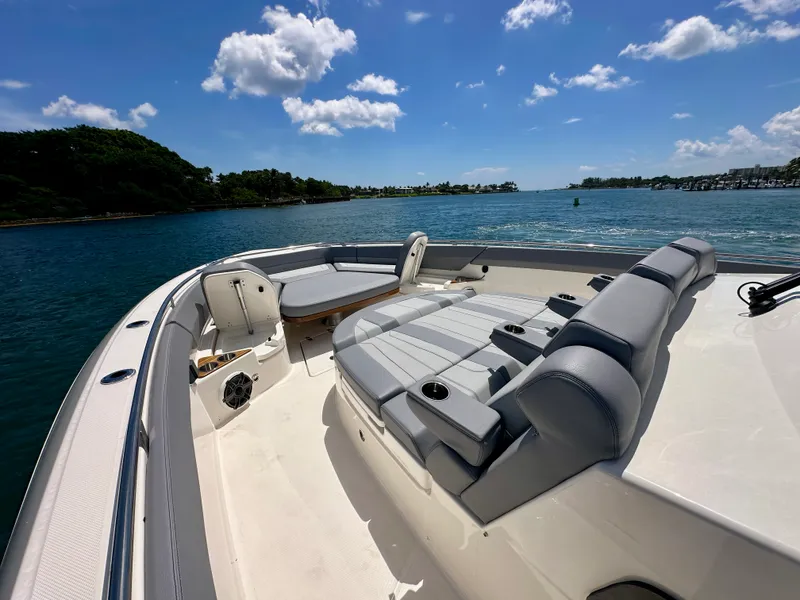 Slide: The Image of Boston Whaler 420 Outrage 2026 - 18
