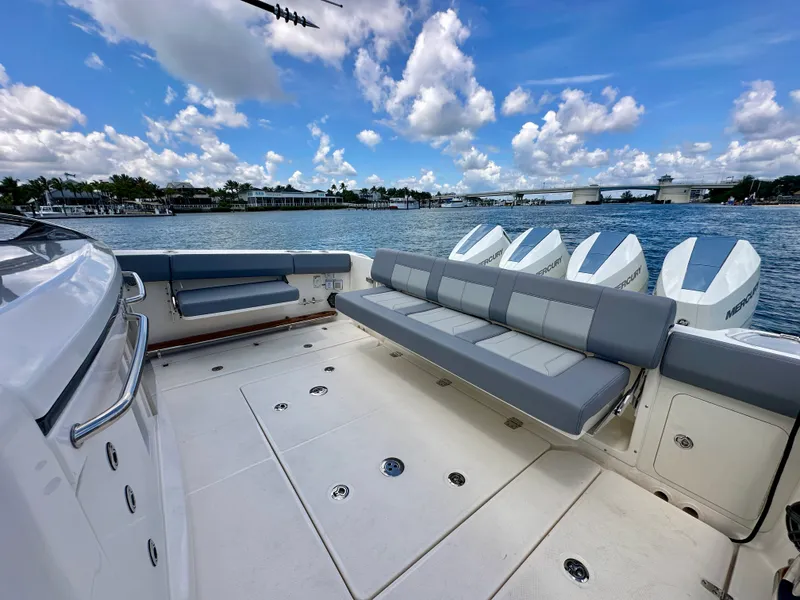 Slide: The Image of Boston Whaler 420 Outrage 2026 - 4