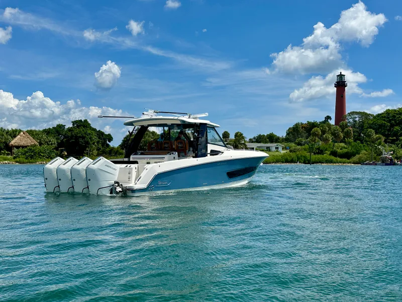 Slide: The Image of Boston Whaler 420 Outrage 2026 - 2