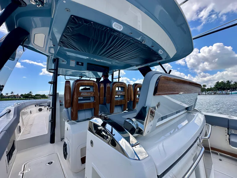 Slide: The Image of Boston Whaler 420 Outrage 2026 - 7