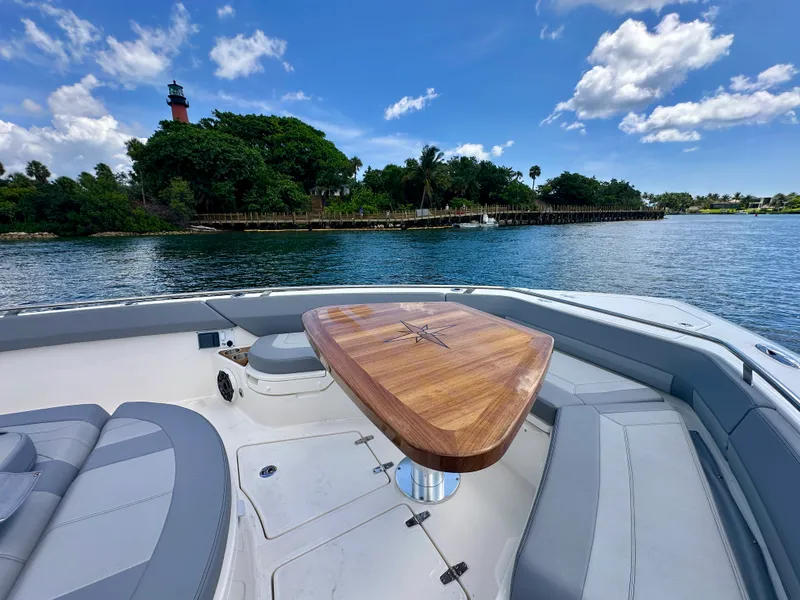 Slide: The Image of Boston Whaler 420 Outrage 2026 - 16