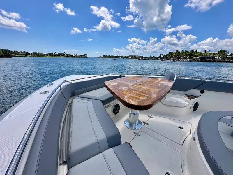Slide: The Image of Boston Whaler 420 Outrage 2026 - 17