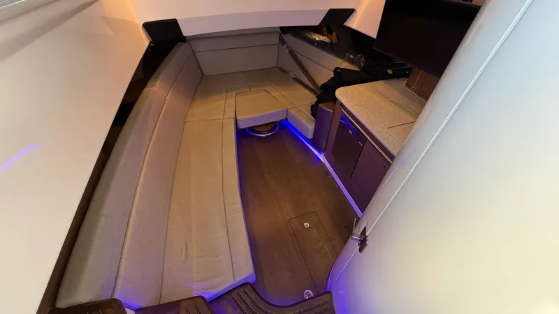 Slide: The Image of Boston Whaler 420 Outrage 2026 - 25