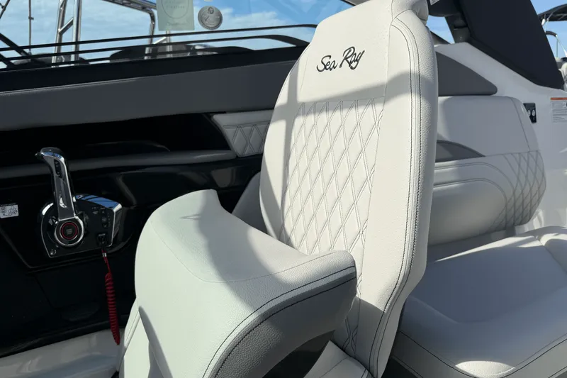 Slide: The Image of Sea Ray SLX 260 Outboard 2026 - 17