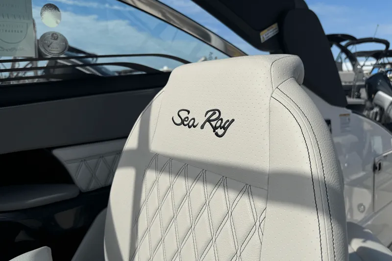 Slide: The Image of Sea Ray SLX 260 Outboard 2026 - 18