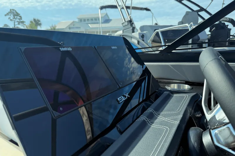 Slide: The Image of Sea Ray SLX 260 Outboard 2026 - 22