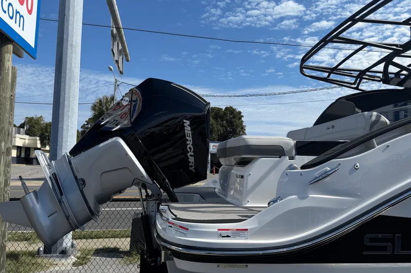 Slide: The Image of Sea Ray SLX 260 Outboard 2026 - 29