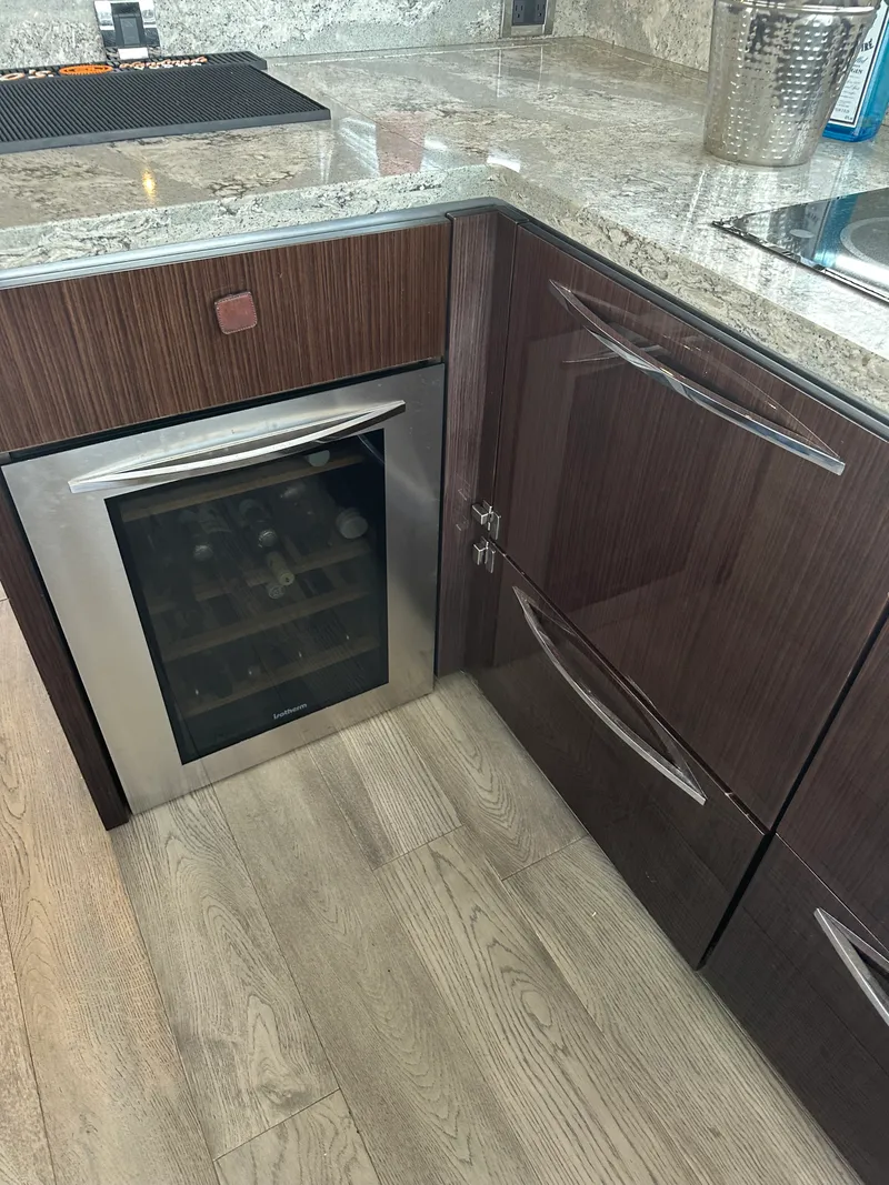 Slide: The Image of Sea Ray L650 Fly 2018 - 13