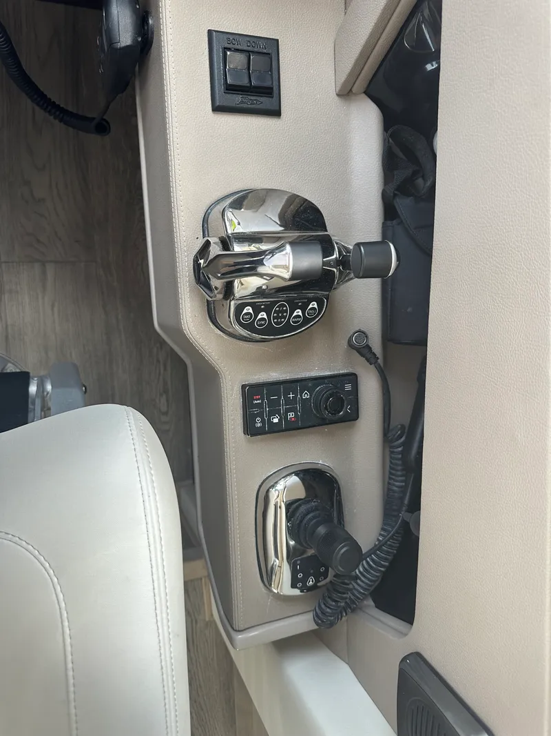Slide: The Image of Sea Ray L650 Fly 2018 - 10