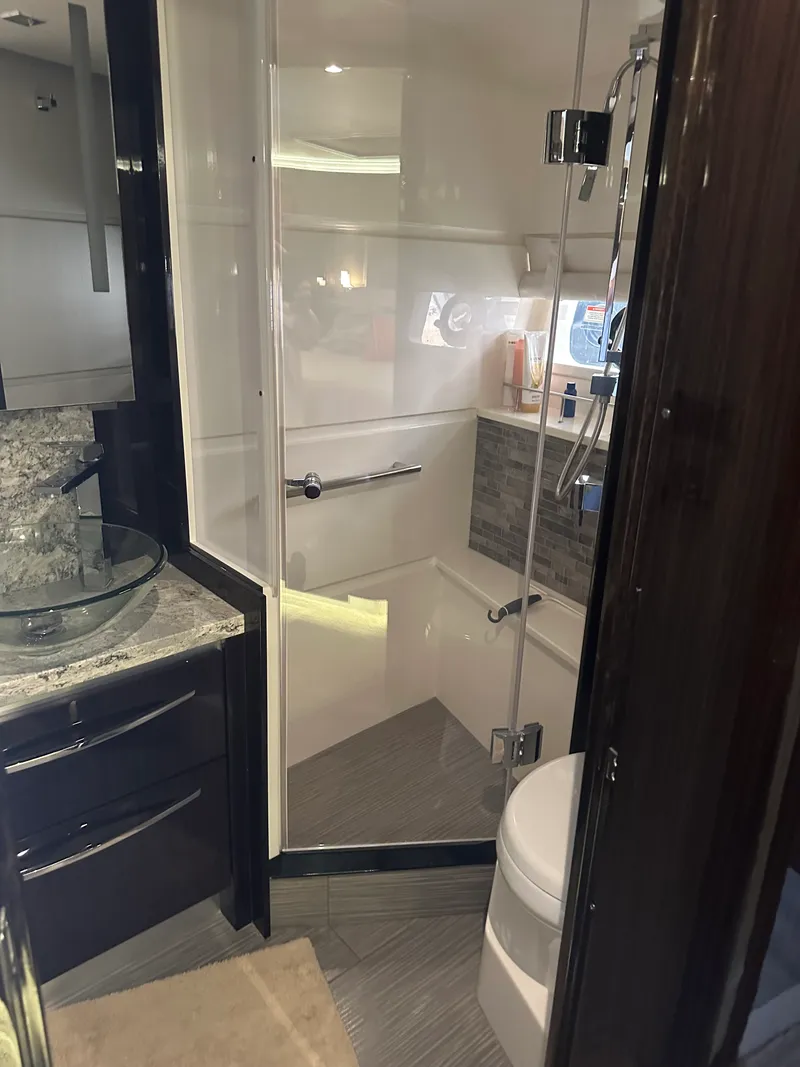 Slide: The Image of Sea Ray L650 Fly 2018 - 20
