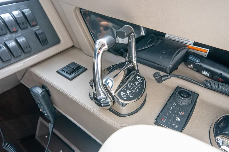 Slide: The Image of Sea Ray L650 Fly 2018 - 39