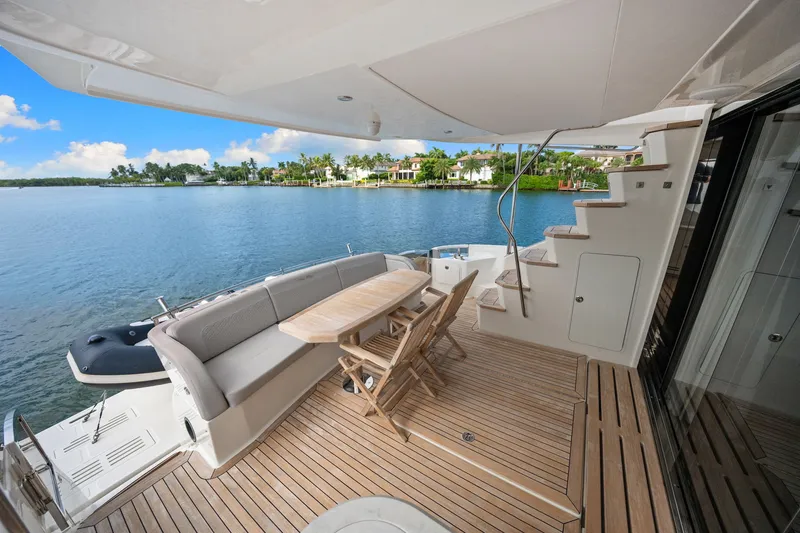 Slide: The Image of Sea Ray L650 Fly 2018 - 61