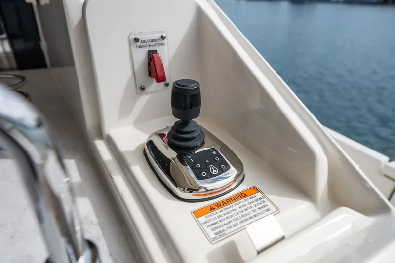 Slide: The Image of Sea Ray L650 Fly 2018 - 60