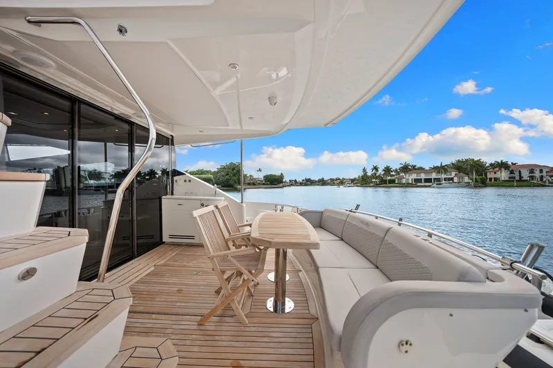 Slide: The Image of Sea Ray L650 Fly 2018 - 62