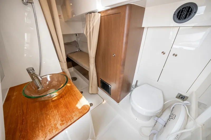Slide: The Image of Sea Ray L650 Fly 2018 - 56