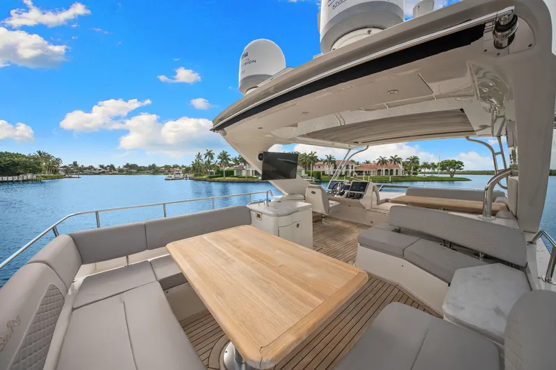 Slide: The Image of Sea Ray L650 Fly 2018 - 82
