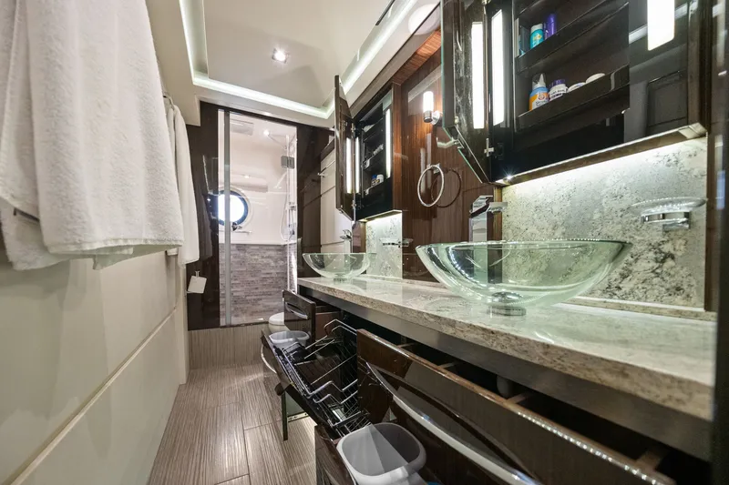Slide: The Image of Sea Ray L650 Fly 2018 - 48