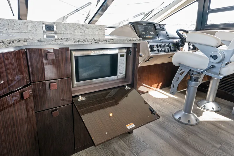Slide: The Image of Sea Ray L650 Fly 2018 - 30