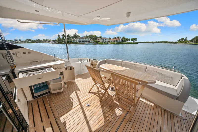 Slide: The Image of Sea Ray L650 Fly 2018 - 58